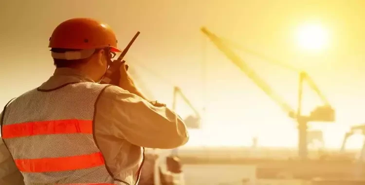 بسبب الحر.. تطبيق قرار حظر العمل وقت الظهيرة في دولة عربية تعاني المنطقة العربية من طقس شديد الحرارة هذا الصيف، مما يدفعها لاتخاذ قرارات تخفف من الآثار السلبية المحتملة لحرارة الجو