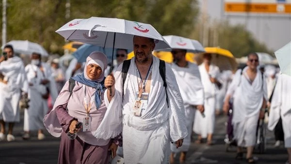 جبل عرفات يكتسي بالأبيض الحجاج يؤدون صلاتي الظهر والعصر.. والشيخ ماهي المعيقلي يطلب الدعاء لأهل فلسطين.. فيديو وصور ماهر المعيقلي في خطبة عرفة:حج بيت