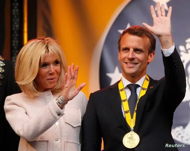 زوجة الرئيس الفرنسي تقاضي سيدتين فرنسيتين كتب: شيرين عصملي بدأت في فرنسا محاكمة امرأتين بتهمة الادعاء كذبا بأن السيدة الأولى بريجيت ماكرون متحولة جنسيا، مما أثار شائعات انتشرت عبر 