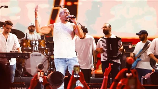 عمرو دياب يشعل صيف الساحل في أضخم حفل بمراسي أحيا النجم الكبير عمرو دياب حفلا ساهرا في صول بيتش بمنتجع مراسي بالساحل وسط حضور جماهيري غفير.وكانت