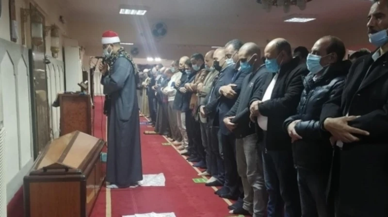 في مسجد بحلوان.. عامل يموت وهو يصلي الجنازة على زوجته توفي عامل في حلوان بسكتة قلبية، داخل أحد المساجد، أثناء صلاة الجنازة على زوجته.وفاة عامل أثناء