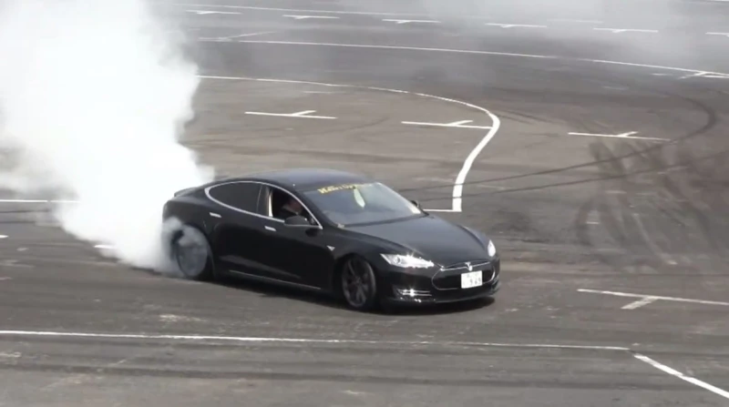 ضبط المتهم بأداء استعراضات خطيرة بسيارته في عدة مناطق بالقاهرة كشفت أجهزة وزارة الداخلية ملابسات ما تم تداوله عبر منصة إنستجرام بشأن قيام قائد سيارة