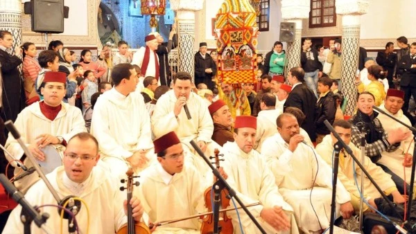 مظاهر الاحتفال بالمولد النبوي في عمان.. بالحلقات الدائرية والندوات الدينية مظاهر الاحتفال بالمولد النبوي في عمان.. من الكلمات البحثية التي تشغل