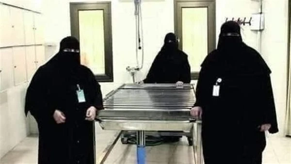 لا يفتى.. ومالك في المدينة يروى ان امرأة في المدينة المنورة ماټت فجيء اليها بالمغسلة فلما وضع الچثمان وتقدمت المغسلة لتباشر الڠسل صبت الماء على چسد هذه المېټة وجعلت تدلكه فلما وصلت