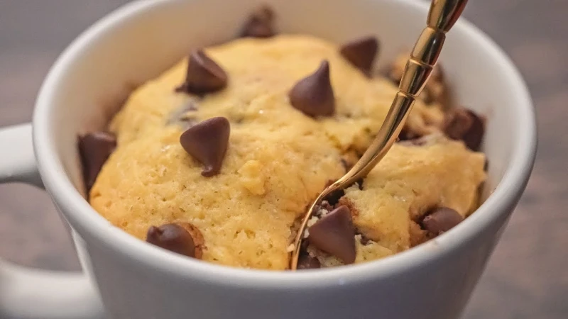 طريقة عمل كيكة الكوكيز في المج بأقل التكاليف وأسهل الخطوات كيكة الكوكيز في المج من أسهل وأسرع الحلويات التي يمكن أن تقوم ربة المنزل بإعدادها لعائلتها