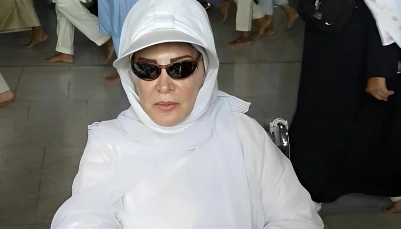 صفية العمري تؤدي مناسك الحج بكرسي متحرك ظهرت الفنانة صفية العمري فى صور لها مؤخرا وهى تؤدي مناسك الحج بواسطة كرسي متحرك ، وتصور البعض أنها تعانى من