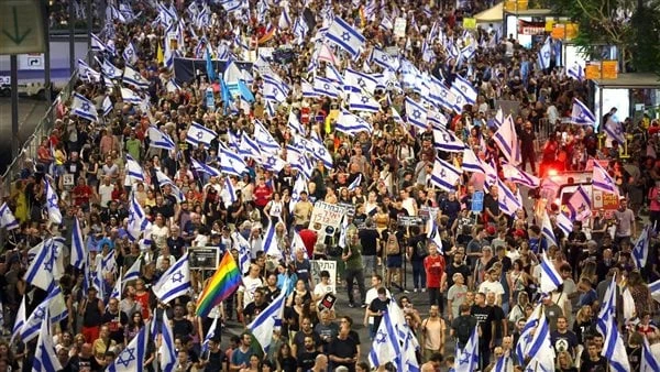 الأضخم في تاريخ إسرائيل.. مظاهرات بتل أبيب ومطالبات بإقالة نتنياهو ماذا يحدث؟ تتواصل العملية العسكرية الإسرائيلية على قطاع غزة منذ 7 أكتوبر 2023، حين