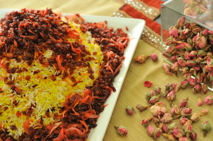 أطيب وصفة لعمل الأرز الإيراني بالزرشك والزعفران مع الدجاج المطبخ الإيراني يشتهر بمجموعة من التوابل المميزة منها الزرشك والزعفران، والزركش هو أحد