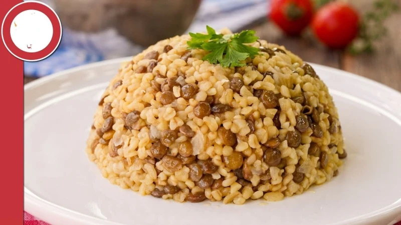 برغل بالعدس الأخضر بأسهل وأسرع طريقة وبمذاق روعة برغل بالعدس الأخضر من الأكلات اللذيذة والشهية التي تحظى بإقبال الكثير، كما أنه مفيد من الناحية الصحية وهو سهل وسريع التحضير، بالإضا