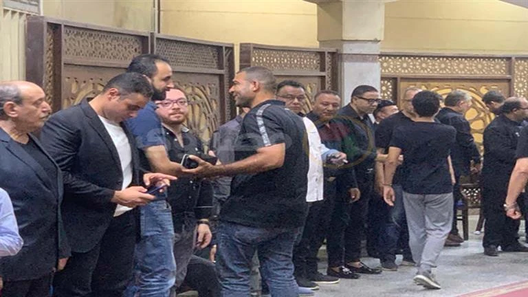 صور- مصطفى كامل وحلمي عبد الباقي أول الحاضرين في عزاء المايسترو محمد أبو اليزيد تعرف على التالي صور- مصطفى كامل وحلمي عبد الباقي أول الحاضرين في عزاء