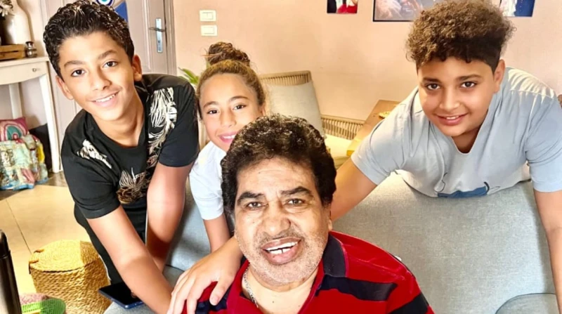 لا يعلم بوفاة زوجته.. أحدث ظهور ل أحمد عدوية في عيد ميلاده (صور) ظهر الفنان أحمد عدوية بعد اختفائه منذ فترة طويلة، رفقة نجله المطرب محمد عدوية،