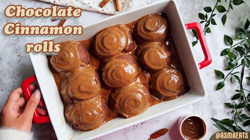 طعمه لذيذ مثل الجاهز .. اعملي حلى السينابون بالشوكولاتة في البيت بمقادير بسيطة السينابون بالشوكولاتة هو من أشهر وألذ الحلويات التي تعشق من قبل