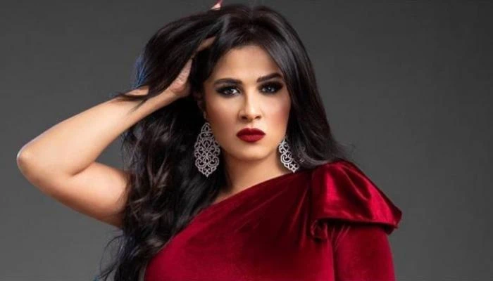 ياسمين عبد العزيز تحير الجمهور بتمارينها الرياضية القاسية افاق عربية - تحرص الفنانة ياسمين عبدالعزيز خلال الفترة الماضية على نشر مقاطع فيديو تكشف من