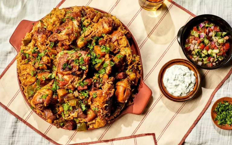 طريقة عمل المقلوبة الفلسطينيةتعد المقلوبة الفلسطينية من الأطباق التقليدية الشهيرة في المطبخ الفلسطيني والعربي بشكل عام. تعتبر هذه الوجبة وجبة غنية ومغذية، ومناسبة للمناسبات الخاصة 