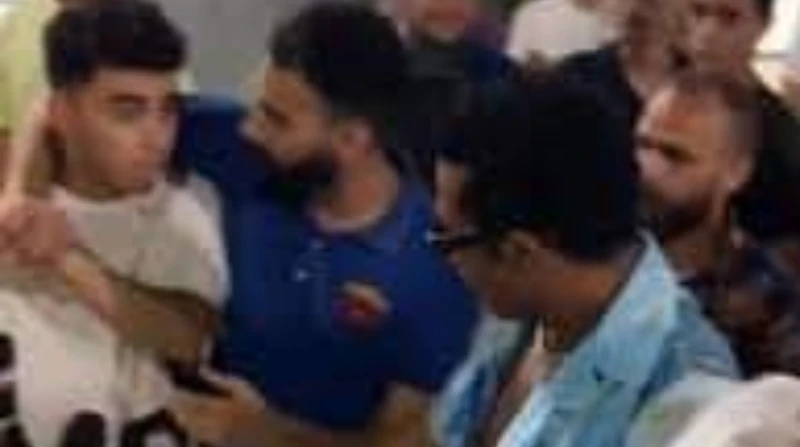 أول تعليق من الشاب صاحب صفعة محمد رمضان: ضربته مهمنيش.. واتصالحنا قلل الشاب الذي ظهر في مقطع فيديو وهو يتبادل الصفع بينه والفنان محمد رمضان، من الحدث االذي انتشر بسرعة البرق على وس