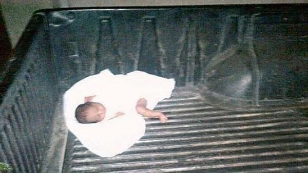 العثور على طفل حديث الولادة داخل صندوق سيارة متوقفة بدكرنس بالدقهلية عثر سائق على طفل حديث الولادة لقيط داخل صندوق سيارة أثناء توقفها أمام مستشفى الحميات بمدينة دكرنس بالدقهلية وير