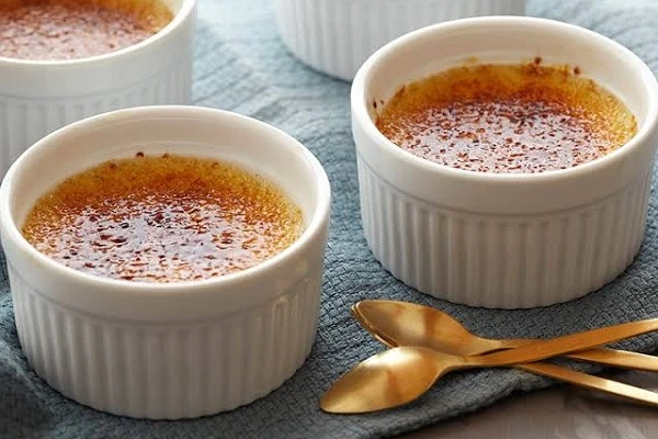 وصفة سهلة لعمل الكريم بورليه.تعتبر حلوى الكريم بورليه واحدا من أشهر وألذ الحلويات من المطبخ الفرنسي، ويمكن تحضيره بسهولة في المنزل باستخدام مكونات