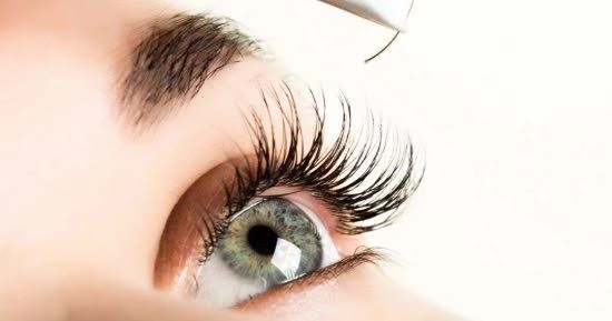 فوائد الشاي الأخضر للرموش فوائد الشاي الأخضر للرموش زيادة نمو الرموش يعمل منقوع الشاي الأخضر كأحدى العلاجات المنزلية من اجا نمو الرموش نتبجة غناه بمادة الفلافونويد، ومضادات الأكسدة