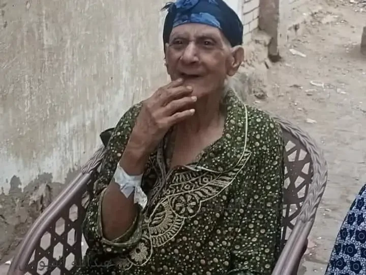 مسنة تعود للحياة قبل دفنها وتنهال بالضرب على شقيقتها وسط دهشة المعزيينمسنة , شهدت محافظة بني سويف واقعة غير عادية أثارت استغراب المحيطين بها، حيث عادت سيدة عجوز ، تدعى عواطف، إلى ا