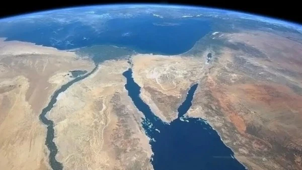 خبير زلازل: البحر الأحمر سيتحول إلى محيط كبير في هذا الموعد أكد الدكتور عباس شراقي، أستاذ الجيولوجيا والموارد المائية والري بجامعة القاهرة، وجود فالق رئيسي طولي في منتصف عرض البحر