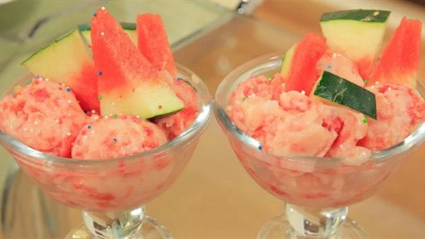 بأشكال مختلفة.. طريقة عمل آيس كريم البطيخ بطعم شهييأتي آيس كريم البطيخ في مقدمة الحلويات التريند لهذا الصيف، حيث تنتشر العديد من الفيديوهات على