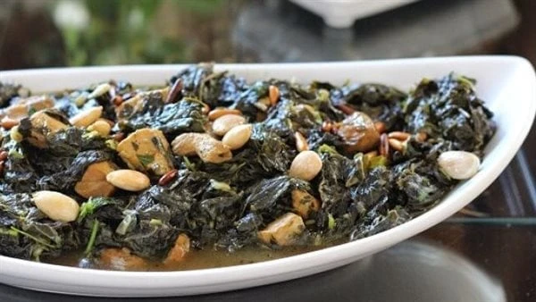 مختلفة وشهية.. الملوخية على الطريقة السورية تعتبر الملوخية واحدة من ألذ الوجبات الشهيرة في الدول العربية، والتي يتم تحضيرها بطرق مختلفة في المطبخ