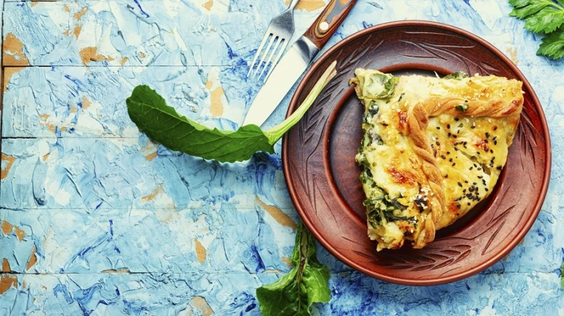 طريقة تحضير فطاير الدجاج بالسبانخ بسهولة المقادير السبانخ : 2 كوب (طازج مغسول ومفروم ومصفى) صدر الدجاج : 2 صدر (مخلي من العظم مفروم) عجينة البف