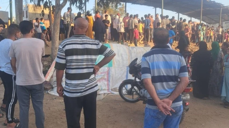 سمعوا صوتا داخله!.. تجمهر الأهالي حول قبر أحمد رفعت (فيديو) شهدت قرية إبشان التابعة لمركز بيلا في محافظة كفر الشيخ، اليوم، تجمع الأهالي أمام قبر لاعب