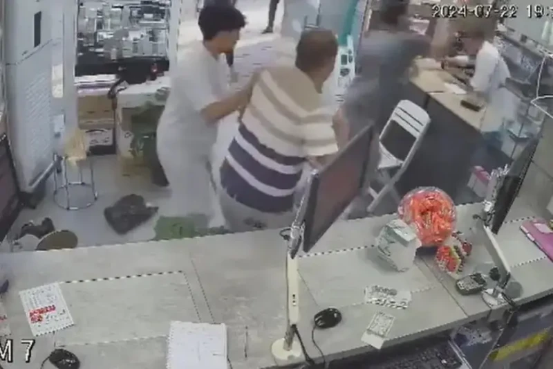 فيديو يفجر غضب الجزائريين.. امرأة وأبناؤها يعتدون على صيدلانيةاستيقظ الجزائريون يوم الجمعة على فيديو مروع يظهر اعتداء عنيف على صيدلية، قامت به عائلة