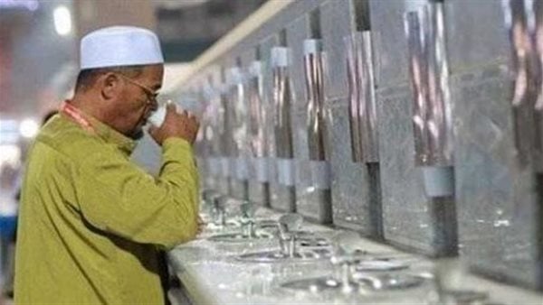 هل الأكل والشرب من نفس الإناء سنة عن النبي؟ دار الإفتاء تردورد إلى دار الإفتاء المصرية، سؤال يقول (ما حكم التشارك في الطعام والشراب في إناء واحد؟ فنحن مجموعة من الشباب خرجنا معا في