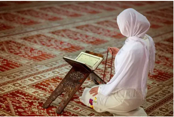 تعرف على تفسير الصلاة في المنام لابن سيرين الصلاة في المنام، الصلاة واحدة من أركان الإسلام ولا يمكن للمرء من أن يستقيم في حياته بدون الصلاة لذلك