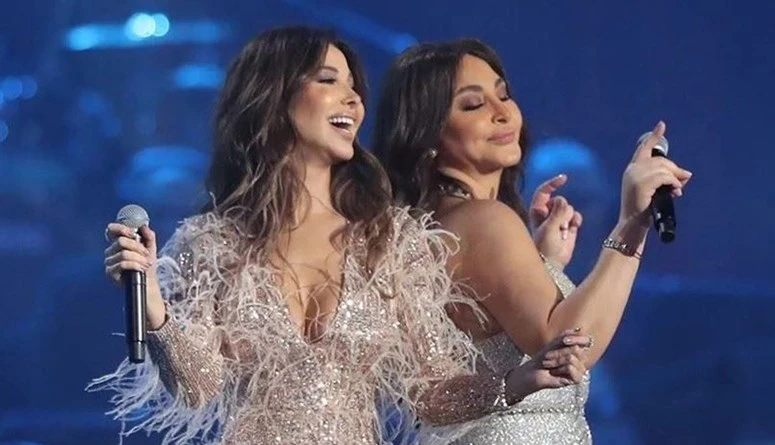 جمهور إليسا يدافع عنها بواقعة مماثلة لنانسي عجرم (فيديو)استعادت شريحة واسعة من رواد مواقع التواصل الاجتماعي، مشهد استعانة النجمة اللبنانية نانسي عجرم بأحد مساعديها لخلع حذائها، وذل