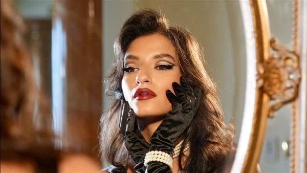 بعد انتقادها.. 10 صور أثارت الجدل لأميرة الديبتصدرت الفنانة أميرة أديب ، تريند مؤشر البحث عبر موقع جوجل بعد تعرضها لهجوم شديد بعد طرحها أغنية كارت محروق، من إخراج محمد المصري. وتتم