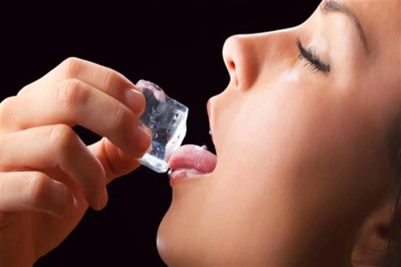 احذر الرغبة في قضم مكعبات الثلج مؤشر على مشكلة صحية لايف ستايل شاهد المقال التالي من صحافة مصر عن احذر الرغبة في قضم مكعبات الثلج مؤشر على مشكلة