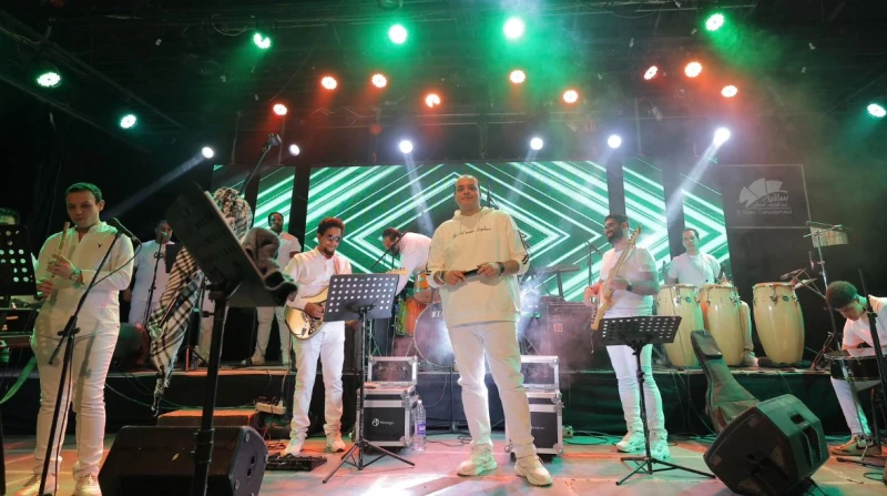 المزاجنجي يكشف سر عودته إلى عالم الغناء (خاص) بدأ مصطفى محمود الشيهر بمزاجنجي، مسيرته الفنية كمغني، بتقديم مجموعة من الأغاني التي أظهرت موهبته ، فضلا