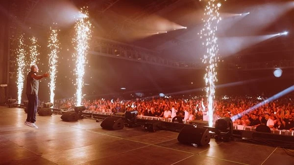 عمرو دياب يتألق في أحدث حفلاته بالرياض وسط حضور جماهيري غير مسبوق بمسرح محمد عبده بالرياض أحيا النجم الكبير عمرو دياب حفلا غنائيا ناجحا.احتشد الالاف من عشاق عمرو دياب في المسرح قبل