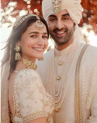 تفسير حلمت اني تزوجت وانا متزوجة لابن سيرين حلمت أني تزوجت وأنا متزوجة يعد من أحد الأمور المثيرة للحيرة والجدل، نظرا لما فيه من مخالفة للطبيعة والدين والعرف، الأمر الذي يجعلها تبحث