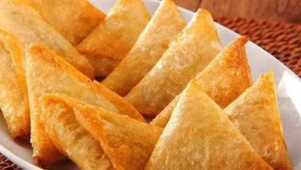 زى المحلات.. طريقة عمل عجينة السمبوسك تعد السمبوسك من الأكلات الشهية التى يمكن تقديمها بحشوات متنوعة بين الحلو والحادق.نعرض لكم طريقة عمل عجينة السمبوسك للشيف نجلاء الشرشابي.مقادير