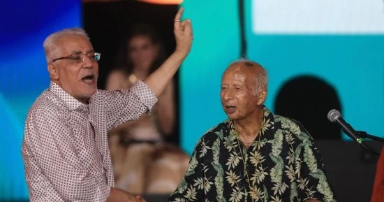 الفن - والد المطربة منى العطار يصعد على مسرح حفل فرقة المصريين ويصف شنودة بمايسترو مصرأفاق عربية الفن نتحدث اليوم حول والد المطربة منى العطار يصعد