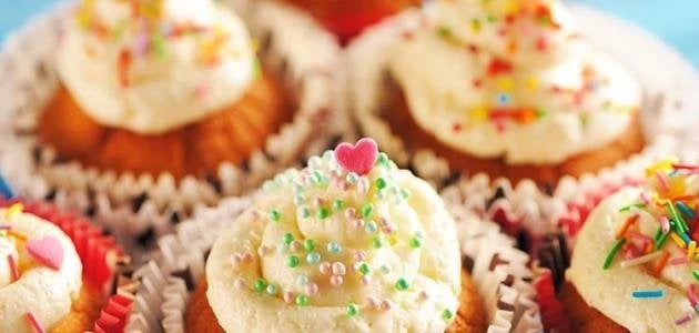 طريقة عمل الكب كيك بالمقاديرترجع وصفة الكب كيك إلى الولايات المتحدة الأمريكية، واشتق اسمها من أي كعكة الكوب، حيث كانت تخبز في أكواب صغيرة، وتناسب هذه الحلوى الصغيرة الكبار والصغار