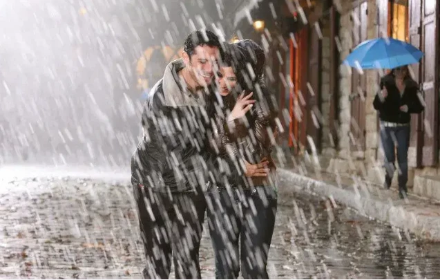 تفسير المشي تحت المطر في المنام لابن سيرين تفسير المشي تحت المطر في المنام، المطر من نعم الله التي لا تعد ولا تحصى على البشر، فهو خير وبركة ويساعدهم