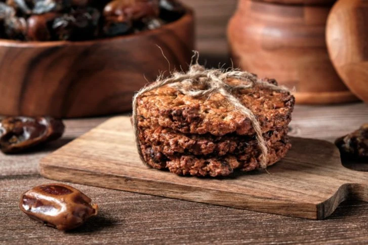 طريقة تحضير كوكيز التمر بسهولةالمقادير الشوفان : كوب (دقيق) السكر البني : ثلاث أرباع الكوب العسل الاسود : ربع كوب التمر : كوب (مفروم ومنزوع النواة) البيض : 2 حبة الفانيليا : ملعقة 