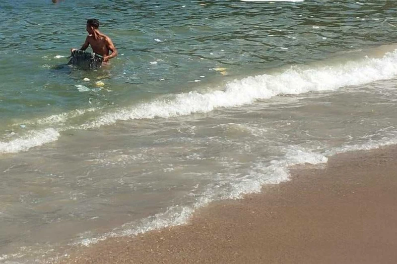 شواطئ الإسكندرية ترفع الرايات الخضراء والصفراء.. والأرصاد تحذر شهدت شواطئ الاسكندرية، إستقرارا نسبيا، اليوم الاربعاء، وأعلنت الإدارة المركزية للسياحة