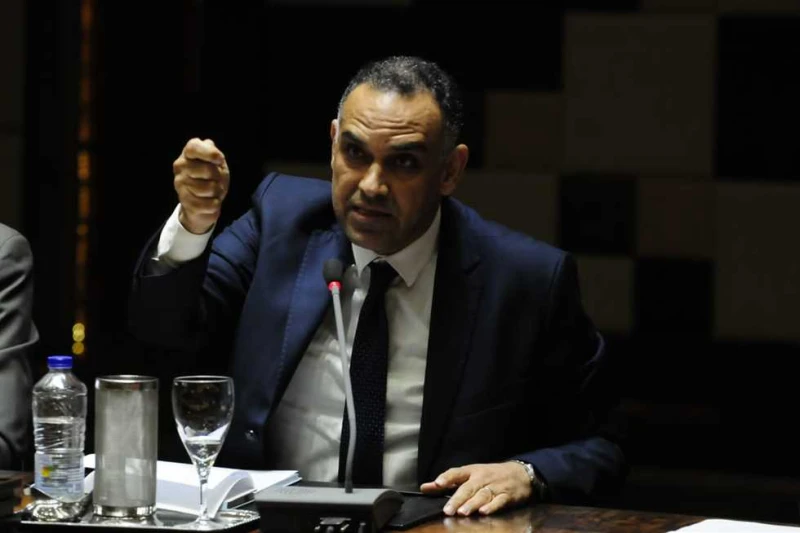 رئيس تحرير أفاق عربية يطالب بضرورة وجود ميثاق وإطار أخلاقي لاستخدام الذكاء الاصطناعي في كل المجالات شارك الكاتب الصحفي علاء الغطريفي، رئيس تحرير أفاق عربية، في فعاليات ورشة عمل صنا