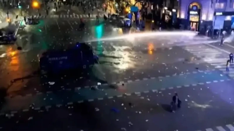 -عنف في احتفال الأرجنتين بلقب كوبا أمريكا 2024 .. اخبار رياضية، عنف في احتفال الأرجنتين بلقب كوبا أمريكا 2024،شهدت احتفال جماهير منتخب الأرجنتين، صباح الاثنين، بتتويج المنتخب الأرج