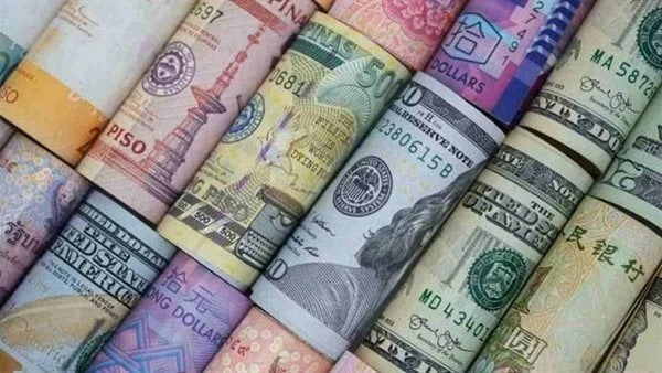 أسعار العملات بمستهل الأسبوع.. تراجع الدولار والدينار وارتفاع الإسترليني واستقرار الريال تباينت أسعار العملات الأجنبية والعربية أمام الجنيه المصري،