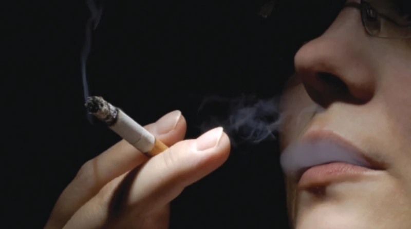 سيجارة وشفتان ورديتان.. كيف يرى المجتمع المرأة المدخنة؟ طوال أيام، لم تكف منصات التواصل الاجتماعي عن مناقشة موقف عابر كتبه شاب، يحكي فيه عن أخته الصغرى، التي رأت علبة سجائر في حقيب