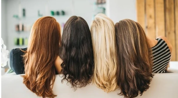 ما تفسير حلم صبغة شعر لابن سيرين؟ تفسير حلم صبغة شعر، تعتبر رؤية صبغة الشعر ذات دلالة على التغيرات الكبيرة التي تطرأ على حياة الفرد، والتبدلات الحياتية التي تنقله من مكان وحال لمكا