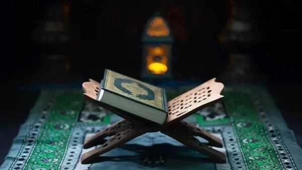 هل وضع المصحف للزينة حرام.. مجدي عاشور يرد تلقت دار الإفتاء المصرية سؤالا مضمونه: هل يجوز وضع المصحف للزينة؟.وأجاب الدكتور مجدي عاشور، مستشار السابق