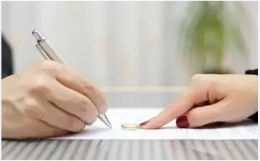 تعرف على تفسير الطلاق في الحلم لابن سيرين الطلاق في الحلم، يبحث الكثيرون عن تفسير رؤية الطلاق في الحلم والدلالات التي يمكن أن يحملها للرائي سواء كانت